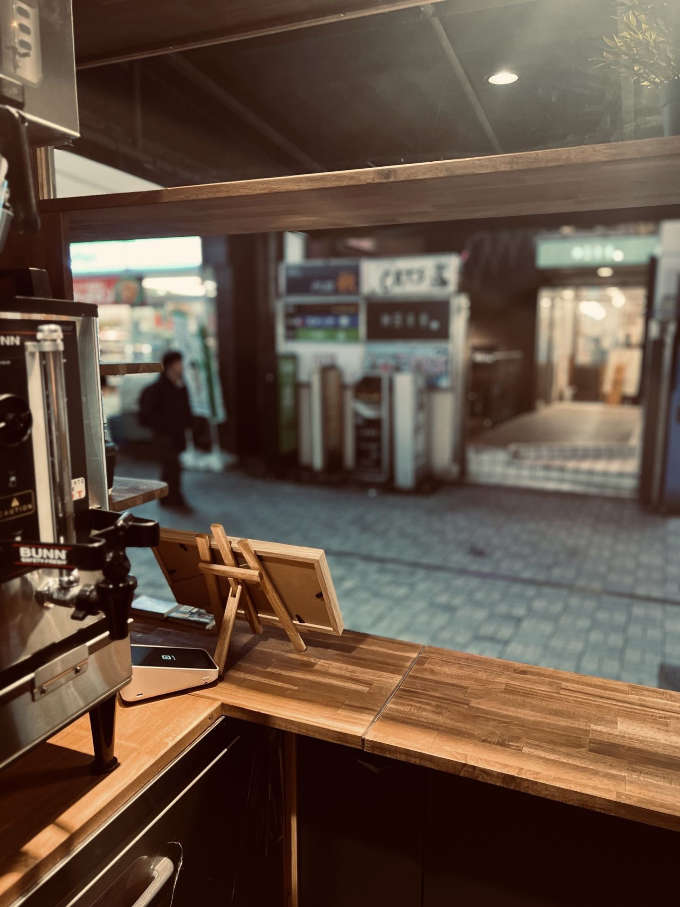 NONO COFFEE 神田店から見える、神田のまちの街並み